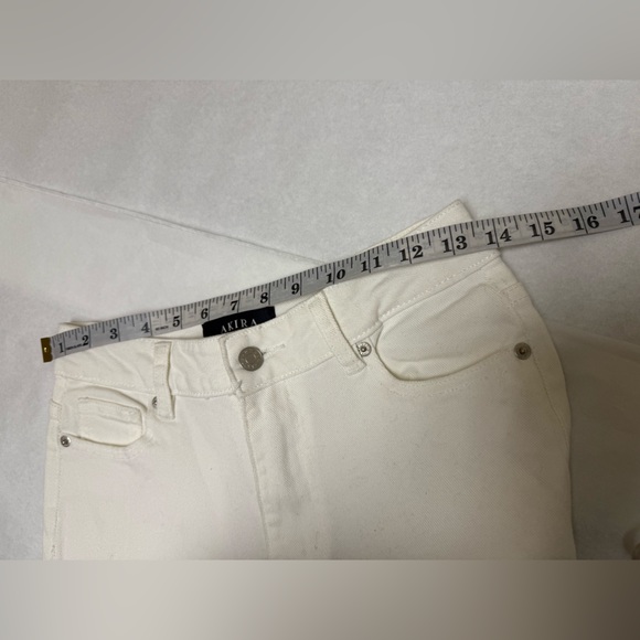 💥AKIRA Diamonds Metal Slit Raw Hem White Denim 💥 - Picture 7 of 14